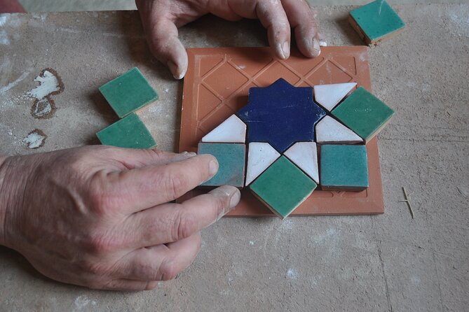 2 hours Craft workshop "The Alhambra with your hands" - Why make Alhambra art in a Granada studio?