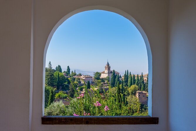 3 Hours Private Guided Tour in Spain with skip the line access - Stop 1: The Alhambra for 1 full hour of Moorish artistry