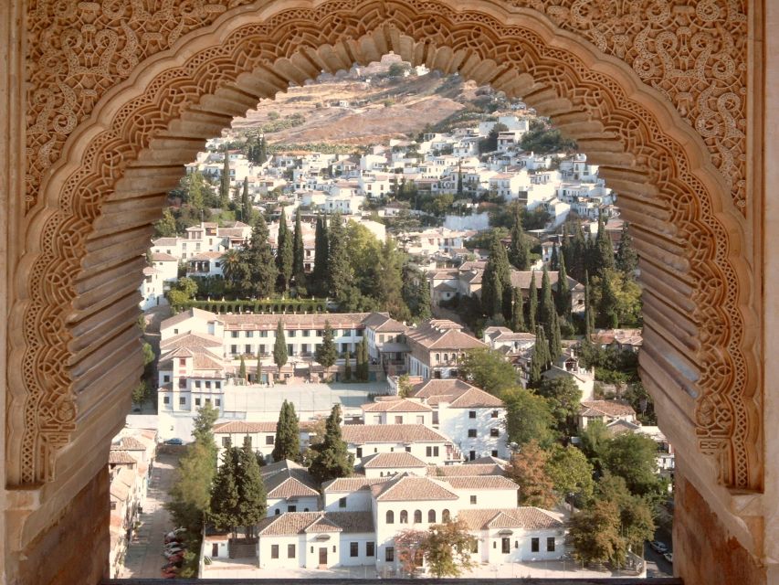 Albaicín & Sacromonte: Tour with Flamenco Show - Entering Albaicín: Old Arab Quarter Streets and Terrace Energy