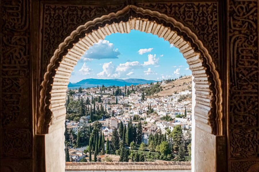 Albayzín: Granada's Albayzín Tour with Food Tasting - Walking through the Albayzín, stop by stop