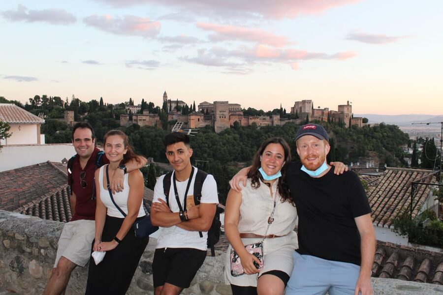 Albayzín: Granada's Albayzín Tour with Food Tasting - Guide energy, storytelling style, and small-group benefits