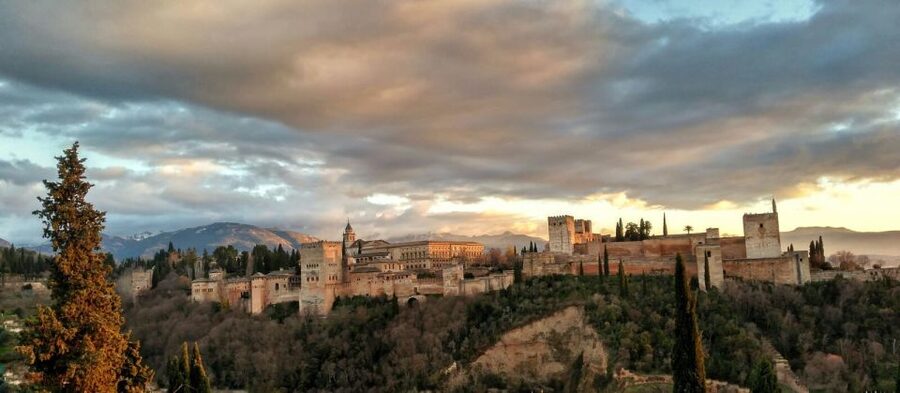 Alhambra and Nasrid Palaces and Local Food Experience - Generalife Gardens: Sultan’s Summer Palace Energy