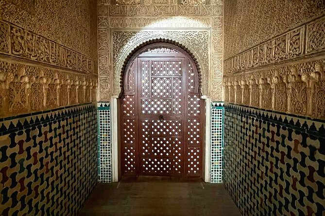Alhambra and Nasrid Palaces Guided Tour with Tickets - What the best guides do, and why you feel it in your photos
