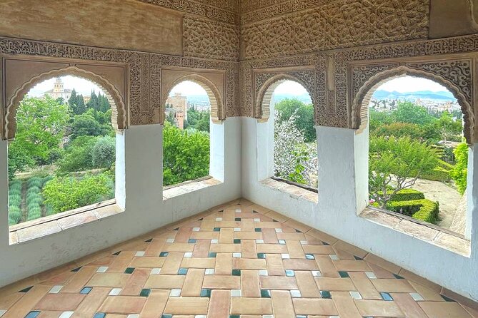 Alhambra and Nasrid Palaces Guided Tour with Tickets - Getting oriented fast: the Alhambra as a royal miniature city