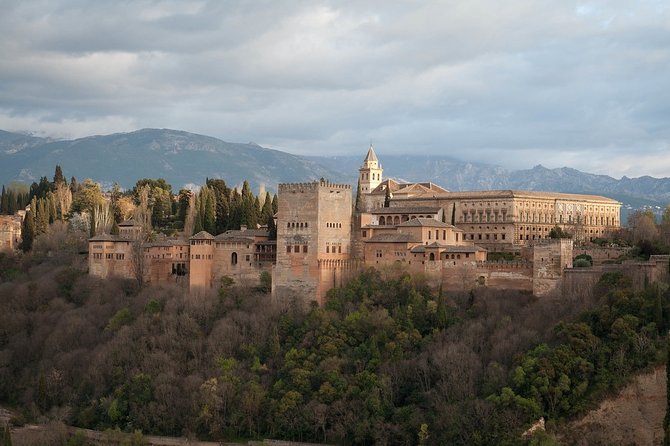 Alhambra: Complete Guided Tour with Nasrid Palaces Tickets - Stop 2: Generalife Palace and gardens with fountains (about 30 minutes)