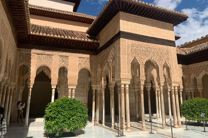 Alhambra: Complete Guided Tour with Nasrid Palaces Tickets - Stop 3: Alcazaba walls and the military palace feeling (about 20 minutes)