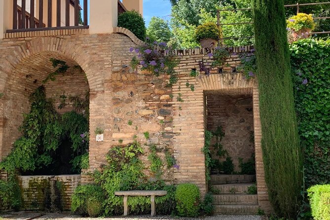 Alhambra: Complete Guided Tour with Nasrid Palaces Tickets - What the guide adds, beyond the ticket