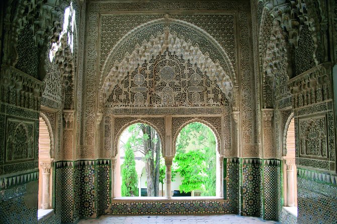 Alhambra Complete: Ticket Skip-the-Line Nasrid Palace and Generalife with Guide - El Partal portico ruins: where to slow for atmosphere