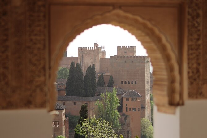 Alhambra Exclusive Tour with Tickets - Generalife on the Hill of the Sun: A Summer Palace Built for Rest