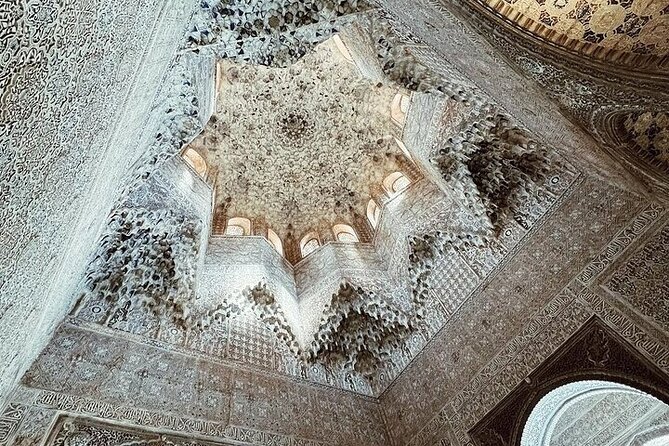 Alhambra Experience – Explore Nasrid Palaces & Generalife Gardens - Alhambra in a 3-hour window, why it works
