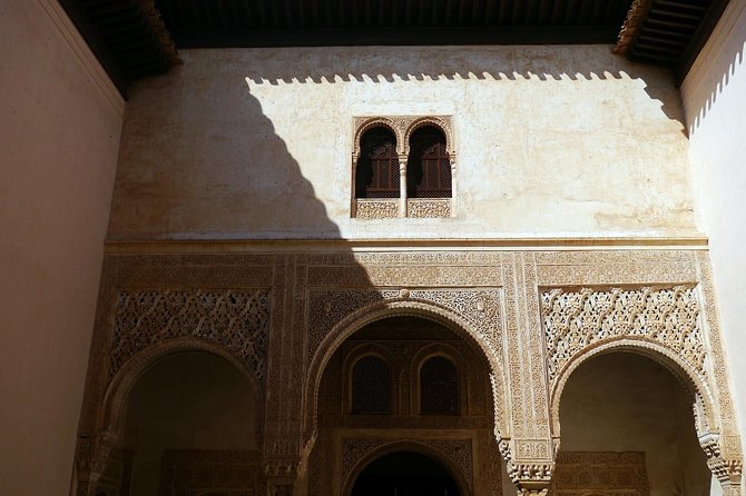 Alhambra&Generalife, Albaicín & Sacromonte Private Tour - Albaicín Switch: From Alhambra to Arab Baths and Houses