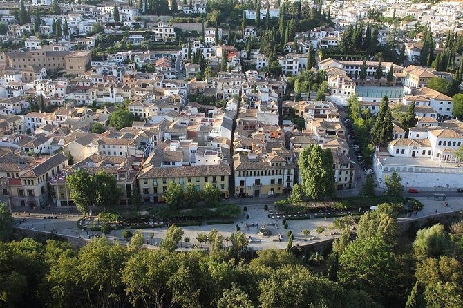 Alhambra & Generalife: Exclusive 3-Hour Private Tour with Tickets Included - Sala de los Reyes and Patio de los Arrayanes: rooms and courtyards with distinct “mood”