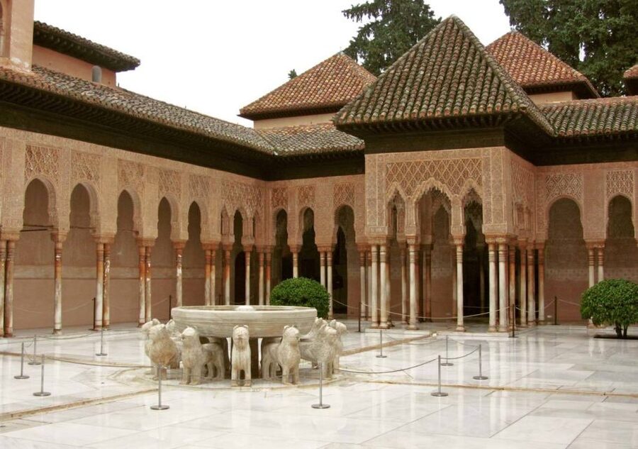 Alhambra & Generalife: Exclusive 3 hours Private Tour - Entering the Alhambra the calm way, with your guide right there