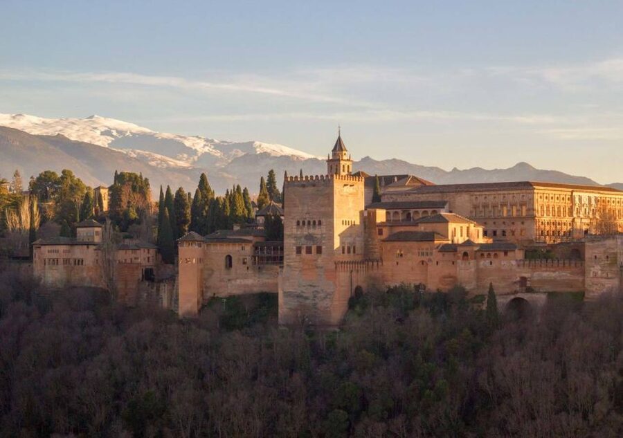 Alhambra & Generalife: Exclusive 3 hours Private Tour - Generalife gardens and the palace that feels like a breath of air
