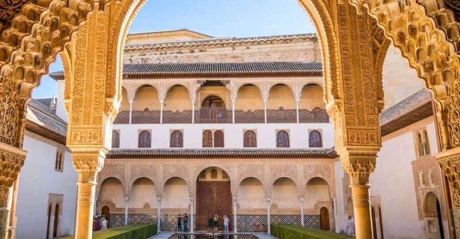 Alhambra & Generalife: Exclusive 3 hours Private Tour - Palace of Carlos V: the Spanish Renaissance contrast