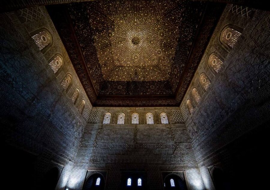 Alhambra & Generalife: Exclusive 3 hours Private Tour - Your guide, your language, and the wireless audio that keeps you in the loop