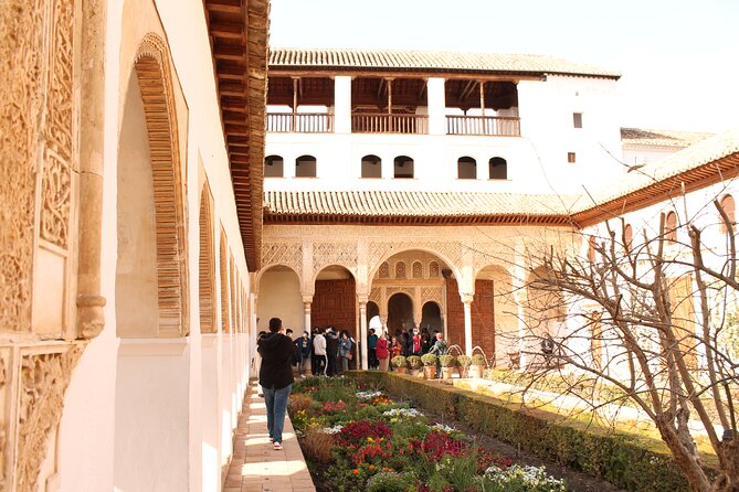 Alhambra Guided Tour, Nasrid Palaces and Generalife - Guide quality, Q and A time, and why headphones matter