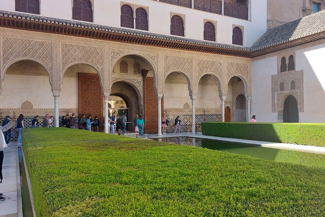 Alhambra Guided Tour, Nasrid Palaces and Generalife - Nasrid Palaces: where the details get explained, not just admired