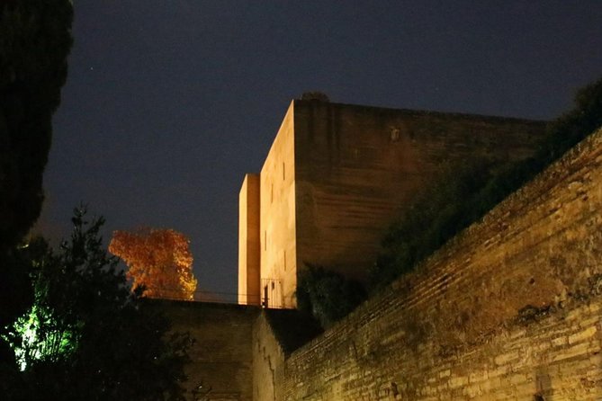 Alhambra Legend Tour - Meeting at Pilar del Toro and ending near Paseo de los Tristes