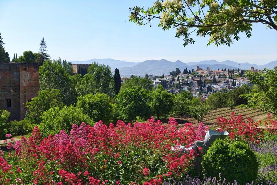 Alhambra, Nasrid Palaces and Albaicin Tour - Sacromonte: the extra stop that balances palaces and street life