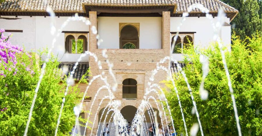 Alhambra, Nasrid Palaces and Albaicin Tour - Generalife and Alcazaba: the Alhambra warm-up that sets the mood