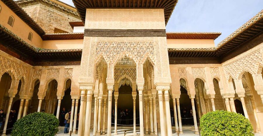 Alhambra, Nasrid Palaces, and Generalife 3-Hour Guided Tour - Nasrid Palaces and the Court of the Lions, where the details get personal