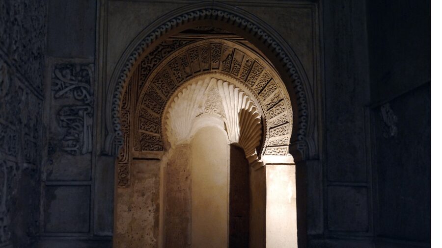 Alhambra: Nasrid Palaces Guided Night Tour without tickets - What This Alhambra Night Tour Really Is (and what you must already have)