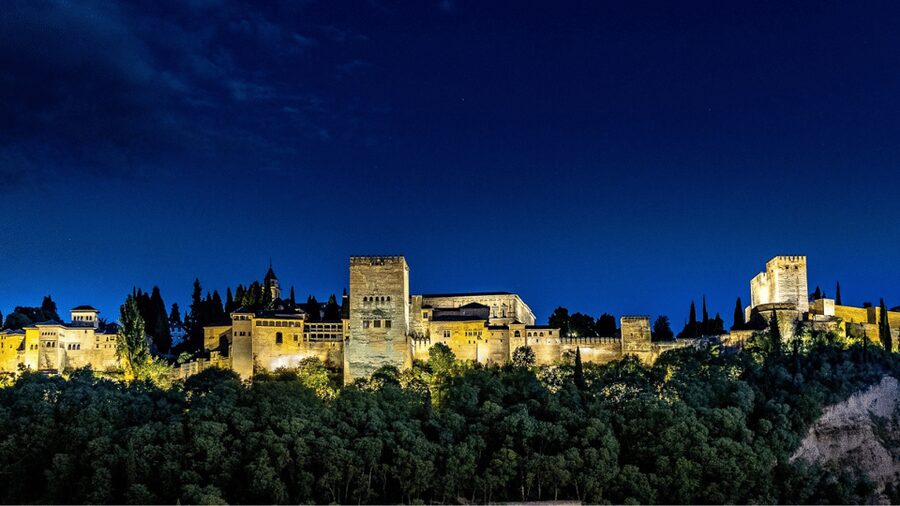 Alhambra: Nasrid Palaces Guided Night Tour without tickets - Starting Outside: Getting Your Bearings on the Fortress Walk