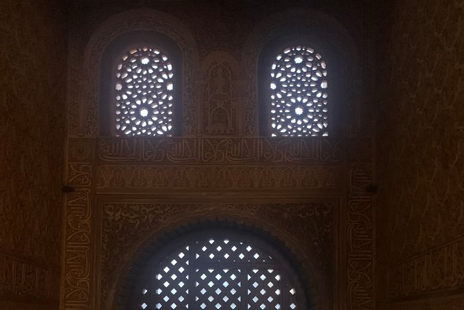 Alhambra: Night Visit to Nasrid Palaces - Photo tips that actually work at night