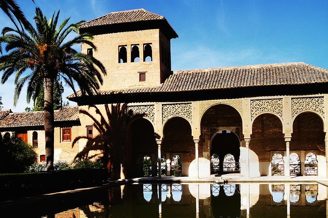 Alhambra Private Tour: Nasrid Palaces, Alcazaba and Generalife - Stop 1: Generalife Gardens and the Nasrid Retreat Feeling