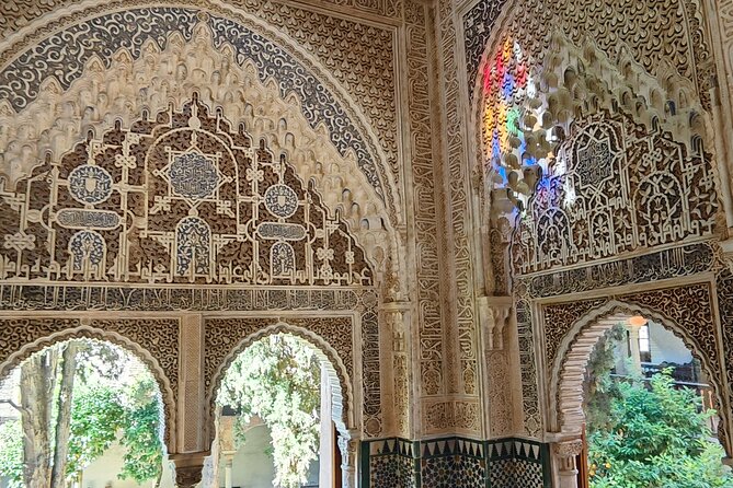 Alhambra Private Tour with Tickets to the Nasrid Palaces - Why this Alhambra tour feels smarter than going alone