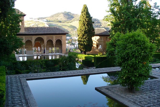 Alhambra Skip-the-Line Guided Tour - Stop 4: Generalife gardens and the calm of water