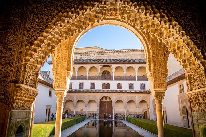 Alhambra: Small Group Tour with Local Guide & Admission - Meeting at the Welcome Visitor Center: How to Start Smoothly