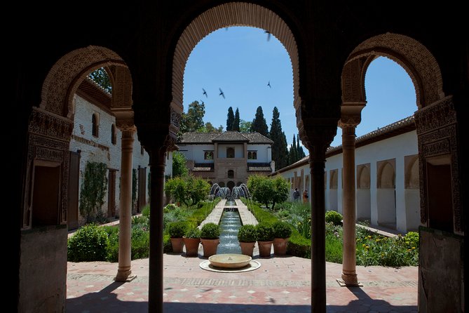Alhambra: Small Group Tour with Local Guide & Admission - Stop 2: Nasrid Palaces, Where Court Life Is Written in Detail