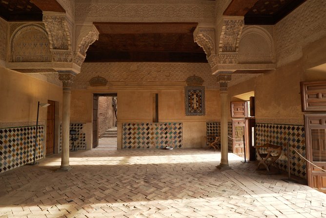 Alhambra: Small Group Tour with Local Guide & Admission - Stop 3: The Palace of Charles V, Short Stop, Big Contrast