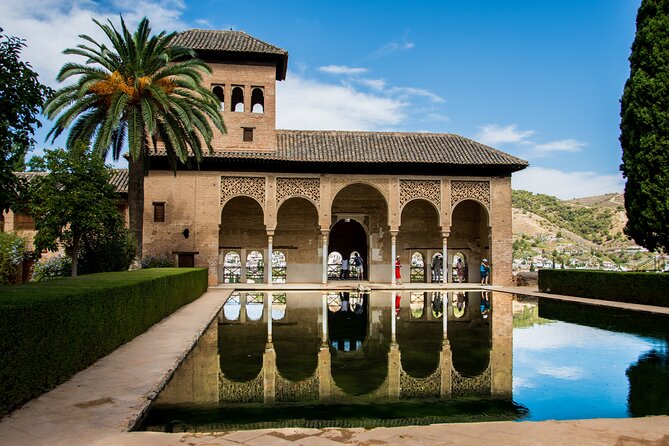 Alhambra Tour and Nazaries Palaces with Hammam Massage Experience - The Alhambra morning: getting in fast and moving smart