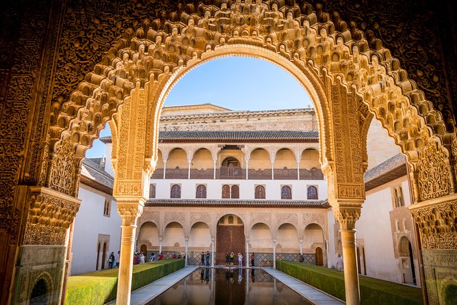 Alhambra Tour & ticket: Nasrid Palaces, Alcazaba & Generalife - Group size, radio system, and why you should care