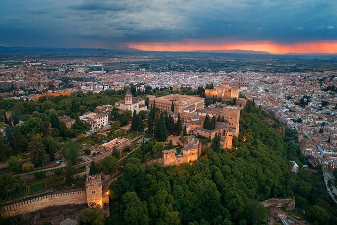 Alhambra with Nazaries Palaces Private Tour - Alcazaba fortress and best views: understanding the Alhambra’s defense plan