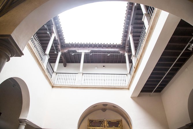 Best of Granada guided tour - Alaicería and the old Great Bazaar lanes