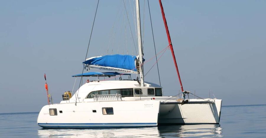 Costa Tropical: Luxury Catamaran Trip with Lunch - Sailing Past Almunecar, La Herradura, and the Sierra Nevada Views