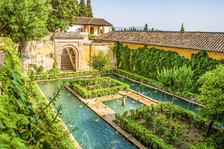 From Costa del Sol: Granada, Alhambra + Nasrid Palaces Tour - Granada break and free time: where the 2 hours can make the day