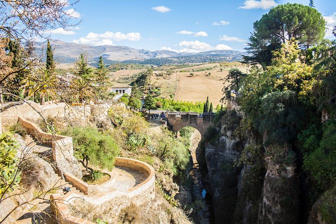 From Granada: Premium Ronda Trip & Guided Highlights Experience - What you actually do in Ronda: an exterior highlights tour plus real wandering time