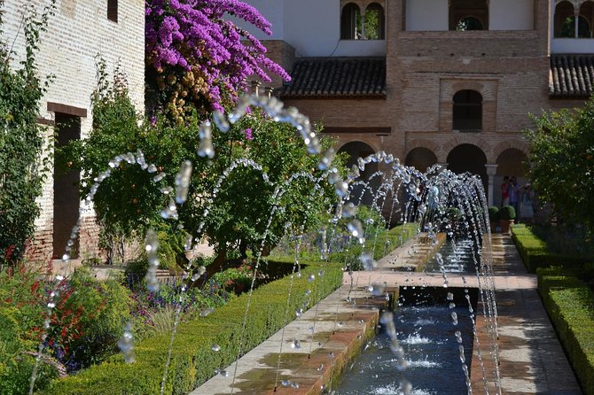 Full Alhambra tour with preferential access (SPANISH language) - Stop 3: Palace of Charles V, a post-conquest contrast