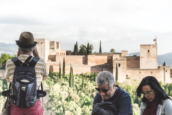 Golden Hour in Granada: Sunset Walking Tour with Play Granada - Mirador de San Nicolás: the classic Alhambra view moment
