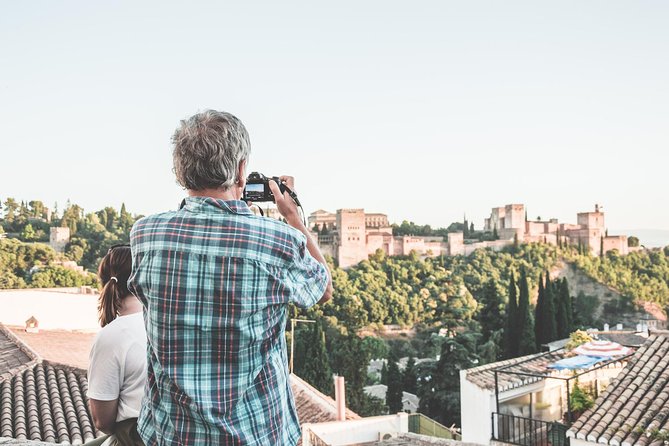 Golden Hour in Granada: Sunset Walking Tour with Play Granada - Albaycín: the winding start that sets up your sunset photos