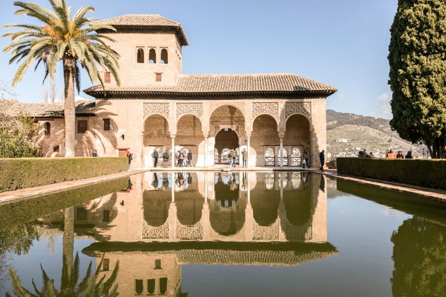Granada: 3-Hour Alhambra and Generalife Gardens Guided Tour - Who this tour suits best, and who should consider a different plan