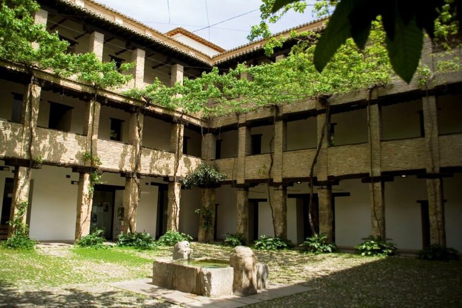 Granada Albaicín: 2.5-Hour Tapas & Drinks Walking Tour - Walking Albaicín lanes and hunting for Alhambra viewpoints