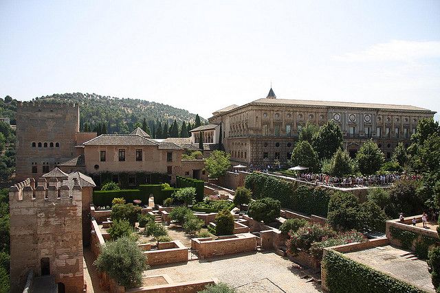 Granada Albaicín: 2.5-Hour Tapas & Drinks Walking Tour - Tapas stops: 3 tastings that mix classic and current
