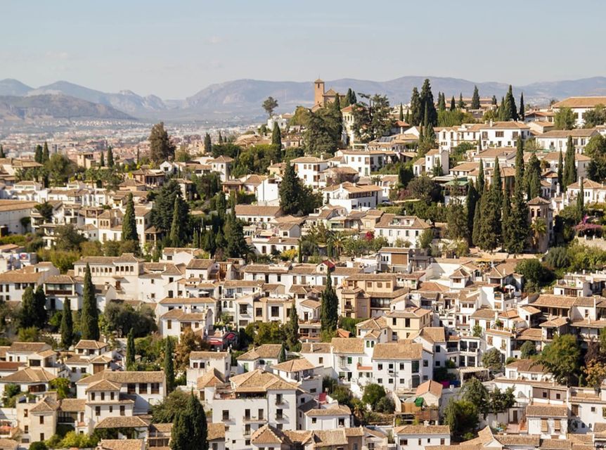 Granada: Albaicín and Sacromonte 2.5-Hour Walking Tour - Sacromonte and the caves, going from streets to mountain interiors