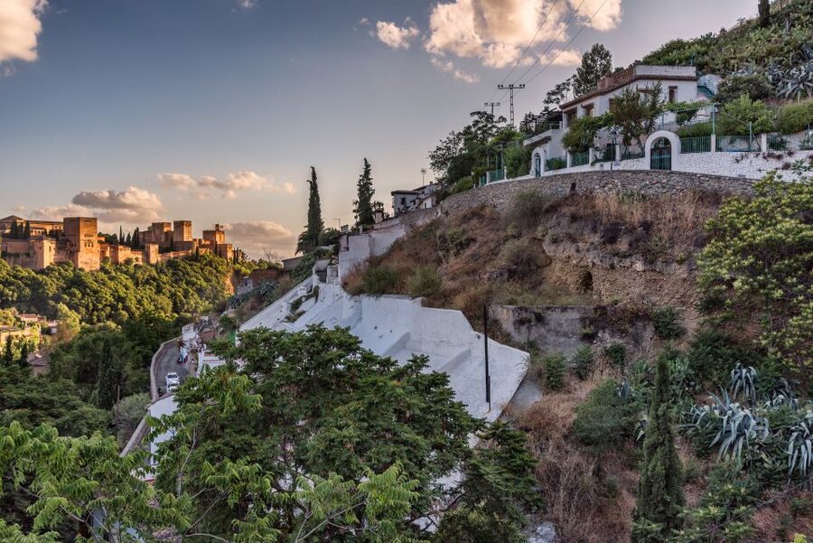 Granada: Albaicin and Sacromonte Evening Walking Tour - Key things that make this Granada evening walk worth your time